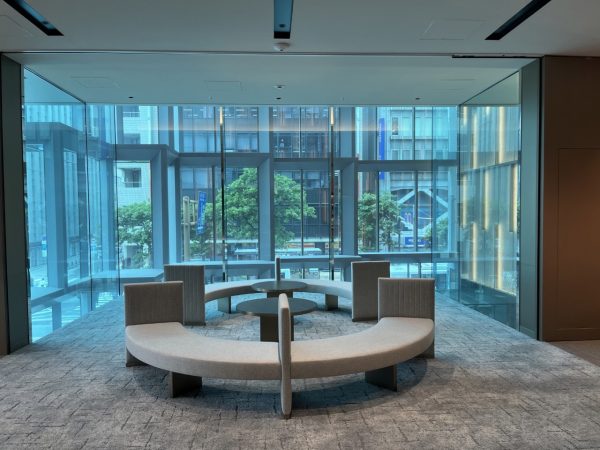 北側から見ると、左上と右下が大胆に削られている（撮影=石井紀久）