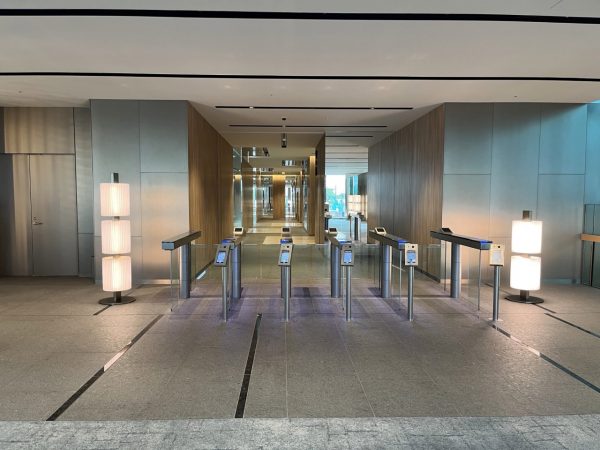 非接触タイプのの3Dディスプレイ受付機を設置