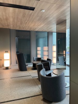 北側から見ると、左上と右下が大胆に削られている（撮影=石井紀久）