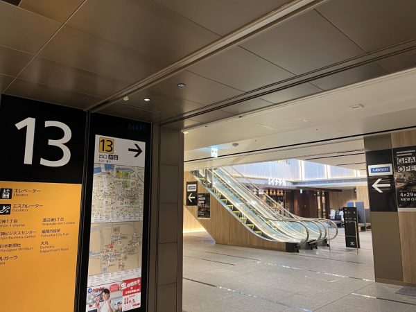 エントランスの吹き抜けは、明るく開放的な雰囲気