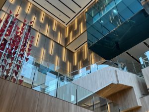 エントランスの吹き抜けは、明るく開放的な雰囲気