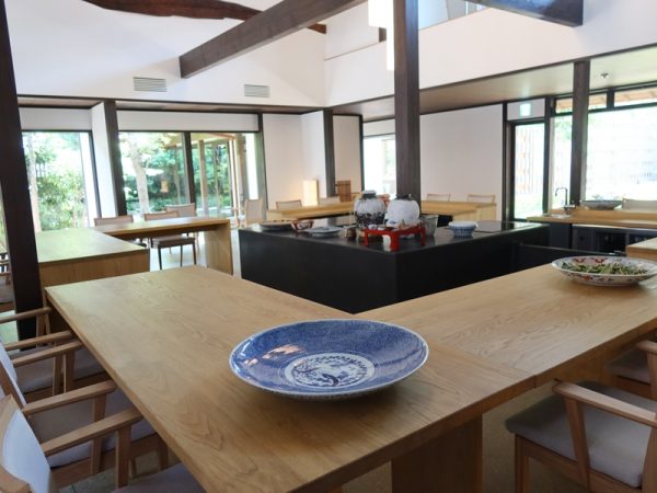 レセプション。柱、梁の太さ、天井の高さに目を奪われる