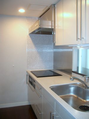 築20年のマンションのキッチン。対面式だが壁で囲われているため閉鎖的。もっと明るく広くしたいという要望は多い