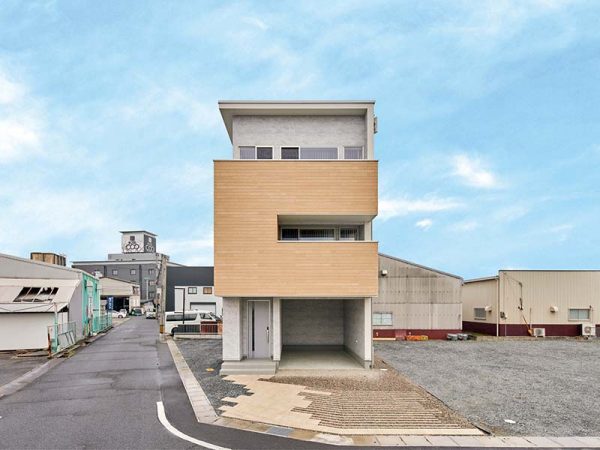 岡山県岡山市に建てられた延床45坪ほどの3階建てモデルハウス。CLT工法と在来工法のハイブリッド構法となっている