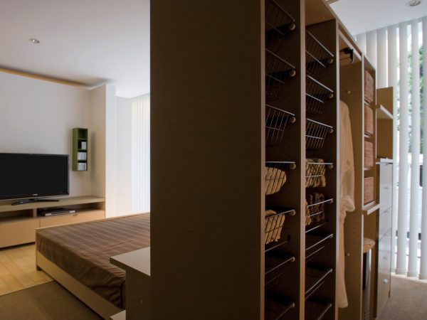 セミオーダーのシステム家具を使って間取りのアレンジをするアイデアも。豊富なパーツから必要な物だけを選んで組み合わせることができる。家族の成長や暮らしの変化に合わせて、移動・買い足し・組み替えも可能<br>
https://galleryshuno.co.jp