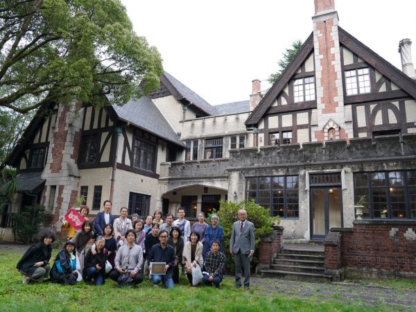 京都市庁舎本館は、第一期1927年･第二期1931年の完成。“関西建築界の父”ともいわれる建築家･武田五一の監修で、教え子の中野進一が設計を手掛けた。日本･インド･イスラム建築の要素を採り入れたユニークなデザインだ。塔屋上部に並んだ小塔は毛筆を模しているという。2017年から改修工事を行い、2021年に完了した。（写真は改修前）