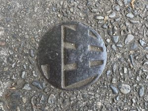 「住」の字にも、団地の住棟を斜めから見た絵にも見える、日本住宅公団のロゴマーク（画像提供：照井啓太氏）