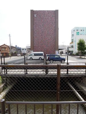 2021年11月に完成した「emCAMPUS」EAST棟。2024 年にはWEST棟の竣工も控えている