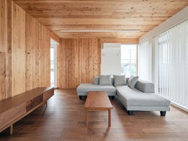 木の表面をそのまま仕上げとして使うことを「現し（あらわし）」という。年数がたつほど樹種それぞれの経年変化も楽しめる。モデルハウスでは岡山県産のスギが構造材、兼、意匠材として使われていた