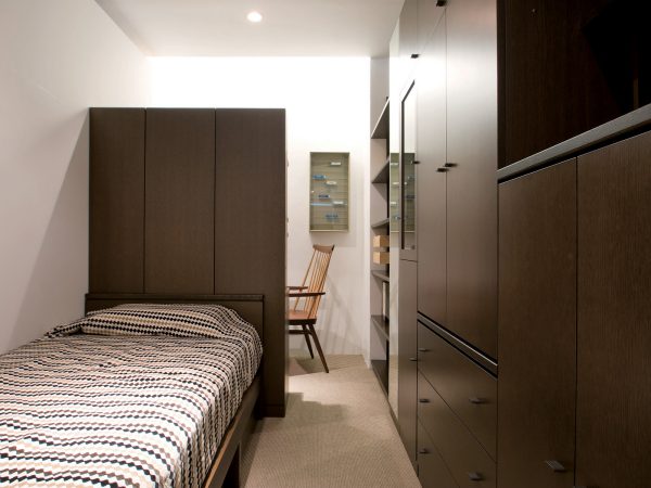 セミオーダーのシステム家具を使って間取りのアレンジをするアイデアも。豊富なパーツから必要な物だけを選んで組み合わせることができる。家族の成長や暮らしの変化に合わせて、移動・買い足し・組み替えも可能<br>
https://galleryshuno.co.jp