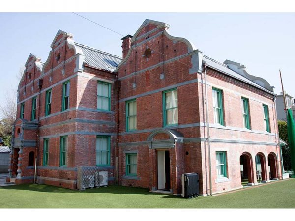 京都市庁舎本館は、第一期1927年･第二期1931年の完成。“関西建築界の父”ともいわれる建築家･武田五一の監修で、教え子の中野進一が設計を手掛けた。日本･インド･イスラム建築の要素を採り入れたユニークなデザインだ。塔屋上部に並んだ小塔は毛筆を模しているという。2017年から改修工事を行い、2021年に完了した。（写真は改修前）