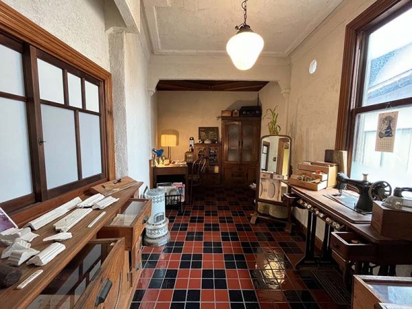 天井、壁の漆喰、床のタイル、レトロなランプ。執務室として使われていたという洋室は当時ではかなりモダンな造りとなっている