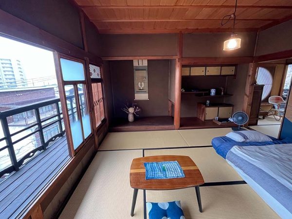 天井、壁の漆喰、床のタイル、レトロなランプ。執務室として使われていたという洋室は当時ではかなりモダンな造りとなっている