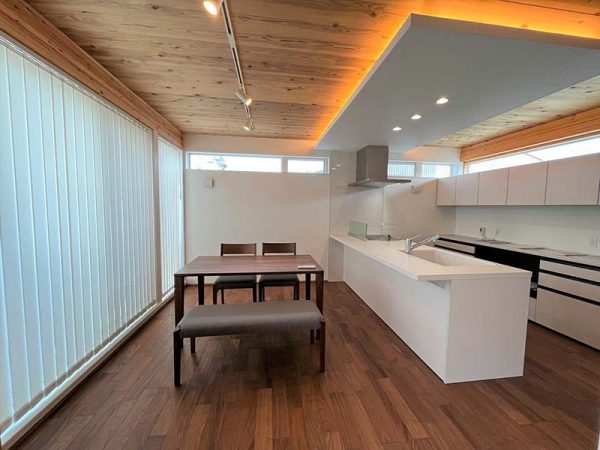 木の表面をそのまま仕上げとして使うことを「現し（あらわし）」という。年数がたつほど樹種それぞれの経年変化も楽しめる。モデルハウスでは岡山県産のスギが構造材、兼、意匠材として使われていた