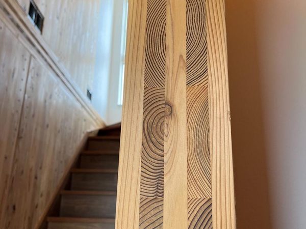 木の表面をそのまま仕上げとして使うことを「現し（あらわし）」という。年数がたつほど樹種それぞれの経年変化も楽しめる。モデルハウスでは岡山県産のスギが構造材、兼、意匠材として使われていた