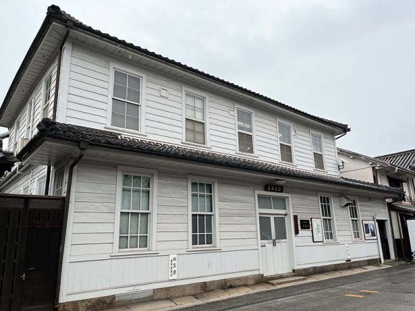 「倉敷SOLA」から徒歩約4分の位置にある株式会社三楽社屋。1902年築。1949年までは倉敷郵便局の局舎として利用されていた。明治時代に建てられた洋風建築