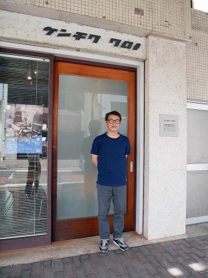 豊橋市生まれの黒野さん。進学を機に上京しその後、建築家としてのキャリアをスタート。2003 年に帰郷し、大豊商店街のなかに「一級建築士事
務所 建築クロノ」を設立。大豊商店街理事長、アートプロジェクト「sebone」実行委員長、豊橋まちなか会議副会長を務めるなど、“水上ビル”
一帯のまちづくりに尽力する令和のキーパーソンだ