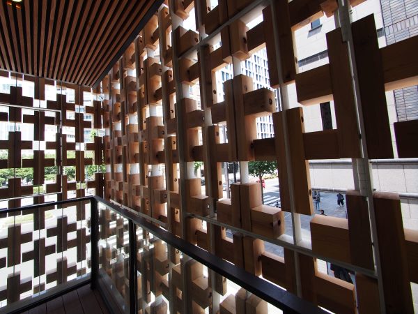 インパクトのある外観の上智大学の新校舎15号館