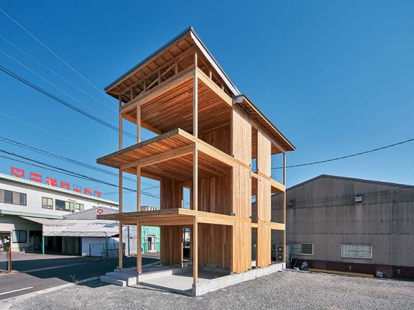 岡山県岡山市に建てられた延床45坪ほどの3階建てモデルハウス。CLT工法と在来工法のハイブリッド構法となっている