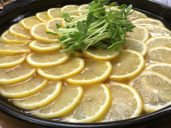 左側にカウンター、銭湯があり、右側から階段を上がって客室