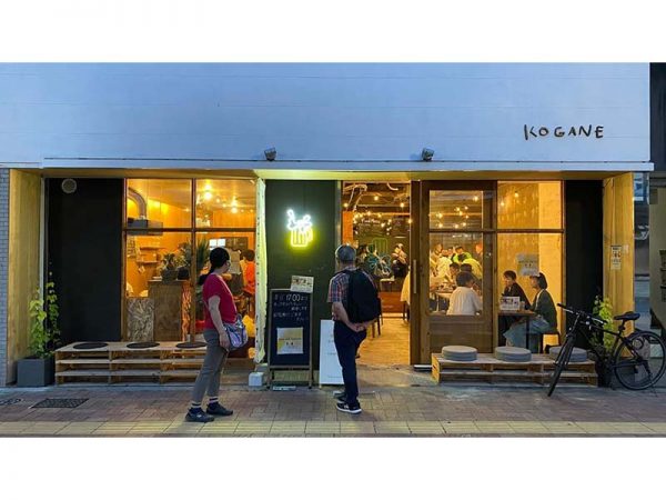 歩道上の複数個所に、人が滞留するためのストリートファニチャーが置かれた