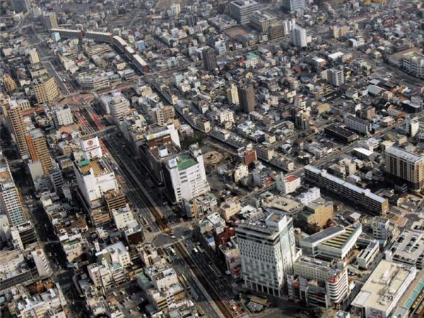 “水上ビル”がある豊橋駅の「駅南（えきなん）エリア」を中心に展開する「sebone」。これまでと違った発想やアプローチで、新しい人の流れを
つくりだすプロジェクトとして発足。コロナ禍を除き毎年開催されてきた。2022 年度のテーマは「たゆたう」（9月3日、4日に開催）

