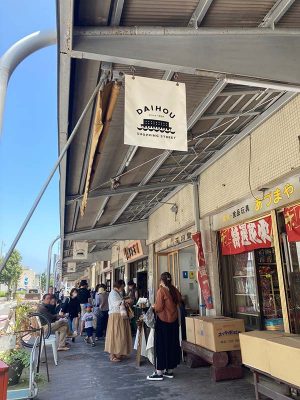 “水上ビル”がある豊橋駅の「駅南（えきなん）エリア」を中心に展開する「sebone」。これまでと違った発想やアプローチで、新しい人の流れを
つくりだすプロジェクトとして発足。コロナ禍を除き毎年開催されてきた。2022 年度のテーマは「たゆたう」（9月3日、4日に開催）
