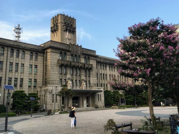 京都市庁舎本館は、第一期1927年･第二期1931年の完成。“関西建築界の父”ともいわれる建築家･武田五一の監修で、教え子の中野進一が設計を手掛けた。日本･インド･イスラム建築の要素を採り入れたユニークなデザインだ。塔屋上部に並んだ小塔は毛筆を模しているという。2017年から改修工事を行い、2021年に完了した。（写真は改修前）