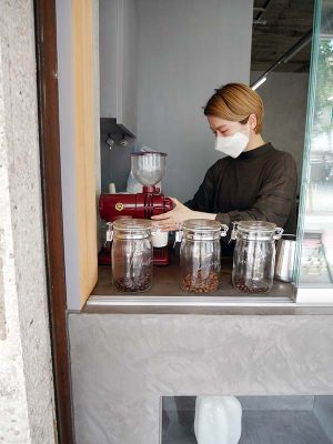 「いつものお願いね」で通じる常連さんたちが集う純喫茶「キャロン」。内装は変わっているものの、「開店したときからほぼ何も変わっていな
いよ」とのこと。“レトロ風”ではない、50 年以上続く老舗の存在感を外観からも感じる