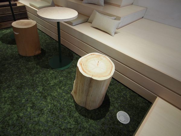 杉の間伐材も椅子として使用されている