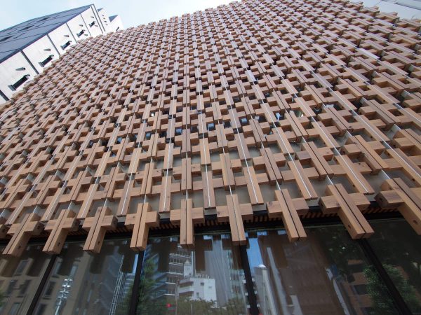 インパクトのある外観の上智大学の新校舎15号館