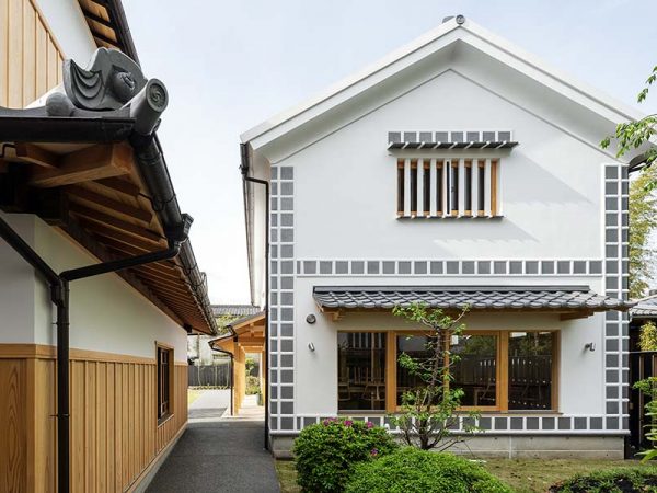 大通りから見た「倉敷SOLA」。白壁の建物が多い美観地区においては珍しい黒塗り。「戦時中、病院への空襲を避けるために黒塗りにしていた」との説もある。指定伝統的建造物のためそのままの姿が生かされている © 有限会社建築写真室