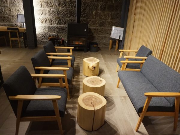 細い通路の先に突如現れた石蔵。奥まった場所にあるので、通りからは見えない