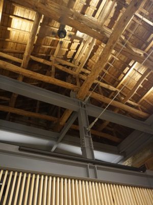 鉄骨によって耐震補強を図った