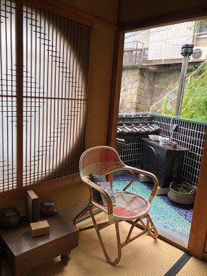 天井、壁の漆喰、床のタイル、レトロなランプ。執務室として使われていたという洋室は当時ではかなりモダンな造りとなっている