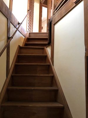 新しくデザインされた尾道ガウディハウスのロゴ。この階段を上ると建物がある