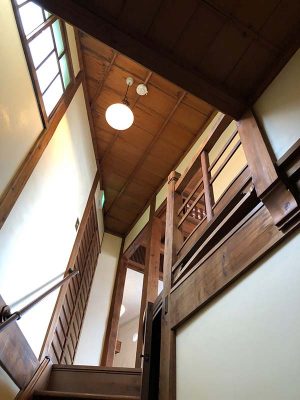 新しくデザインされた尾道ガウディハウスのロゴ。この階段を上ると建物がある