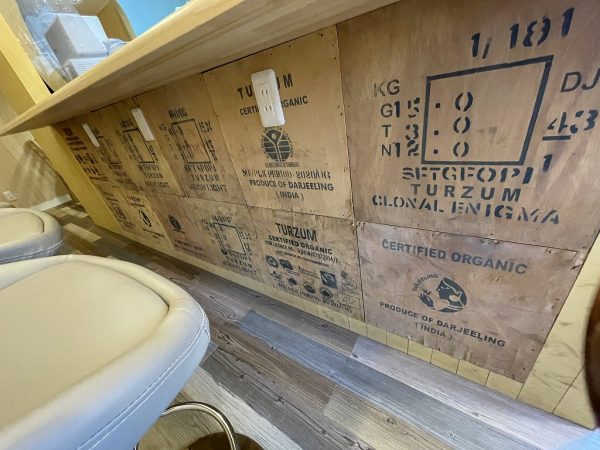 イベントに来てくれるTeapickのお客さまに「よかったら一緒に壁塗りしませんか？」と声をかると10名ほど集まってくれたそう。ポップなカラーリングの壁には、そんな思い出がつまっている