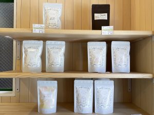 世界各地から取り寄せた厳選した茶葉。動物モチーフのオリジナルデザインパッケージは、見た目もかわいくプレゼントなどにも◎