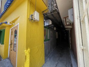 Teapickが入居する建物は長屋のようなスタイルで、奥へとつながっている。今は数軒が営業するのみとなっているそうだ。大門にはこういった古い物件が数多く残る