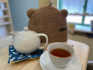 東京や大阪からもお客さまが来店されるほど人気のTeapickの紅茶。クマをモチーフにした耳のついたオリジナルティーコゼーは販売もしているそう。茶葉と一緒に購入し、お家で紅茶専門店の味を楽しみたい