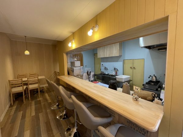 東京や大阪からもお客さまが来店されるほど人気のTeapickの紅茶。クマをモチーフにした耳のついたオリジナルティーコゼーは販売もしているそう。茶葉と一緒に購入し、お家で紅茶専門店の味を楽しみたい