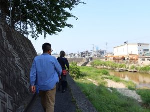 マルシェの前の朝散歩。ごく普通の住宅街だが、そこに人が集まり、地域を動かしていく、面白い動きだと思う