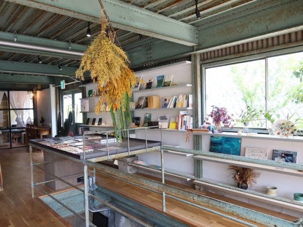 こちらでは野菜や卵などが並んでいた