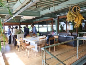 奥にシェアキッチンがあり、その右手は吹き抜け。吹き抜けを挟んでシェアサロンがある