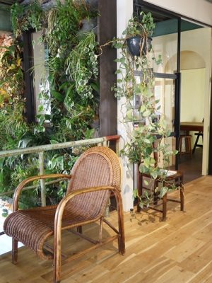 奥にシェアキッチンがあり、その右手は吹き抜け。吹き抜けを挟んでシェアサロンがある