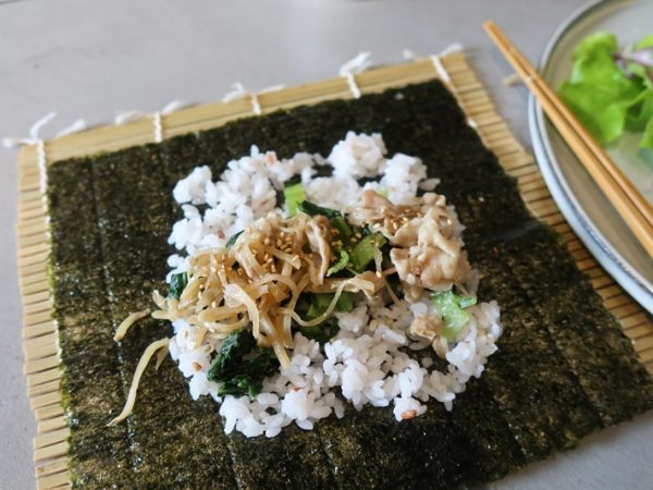 こちらでは野菜や卵などが並んでいた