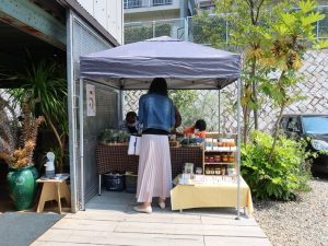 こちらでは野菜や卵などが並んでいた