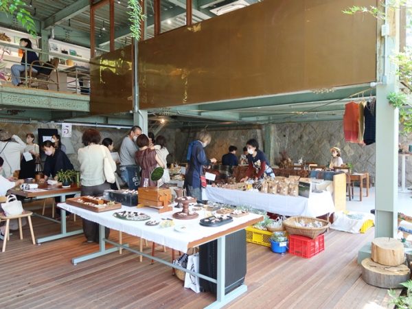 こちらでは野菜や卵などが並んでいた