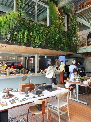 奥にシェアキッチンがあり、その右手は吹き抜け。吹き抜けを挟んでシェアサロンがある